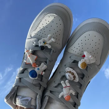 Moda de Calitate DIY Pantofi Farmecele pentru Sneaker de Desene animate Drăguț Astronaut Șiret Decor Toate-meci de Tenis Accesorii de Vânzare Fierbinte